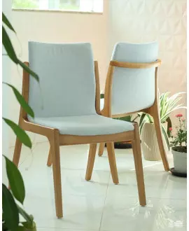 Cadeiras para mesa de jantar com detalhe em madeira no encosto