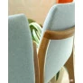 Cadeiras para mesa de jantar com detalhe em madeira no encosto