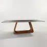 Mesa de jantar de madeira retangular com vidro
